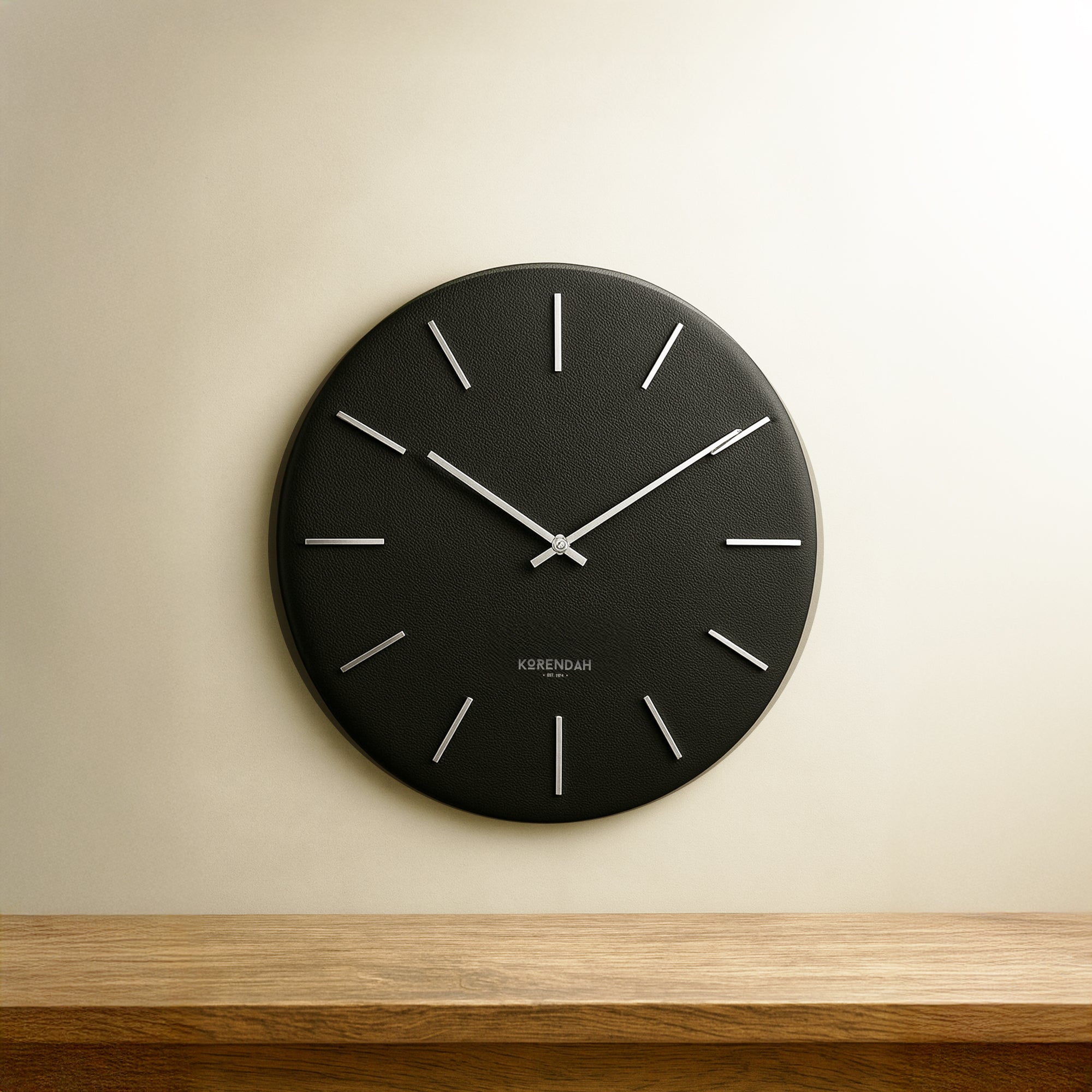 korendah-siyah-deri-sessiz-modern-duvar-saati