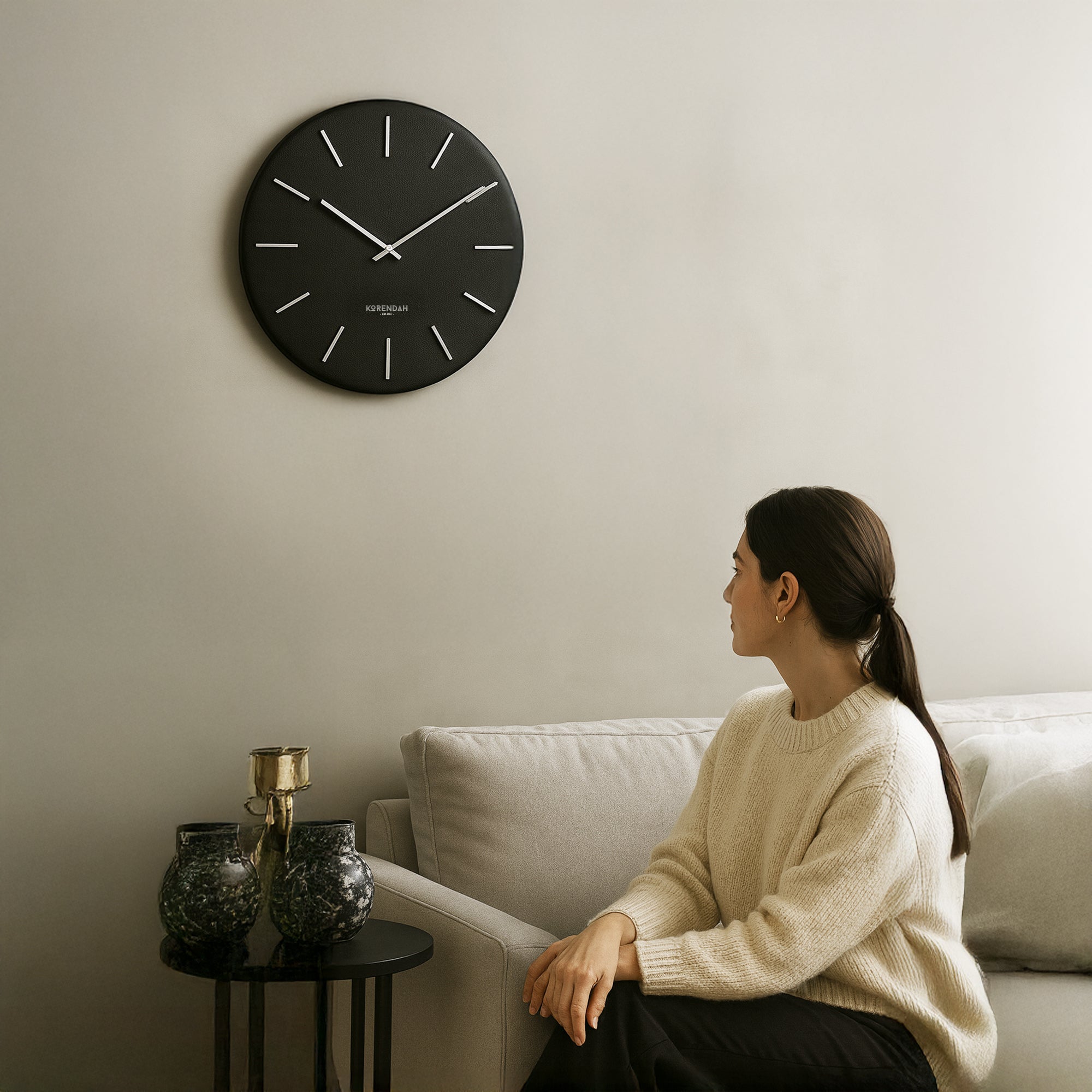 modern-salon-dekorasyonu-siyah-duvar-saati-kullanimi