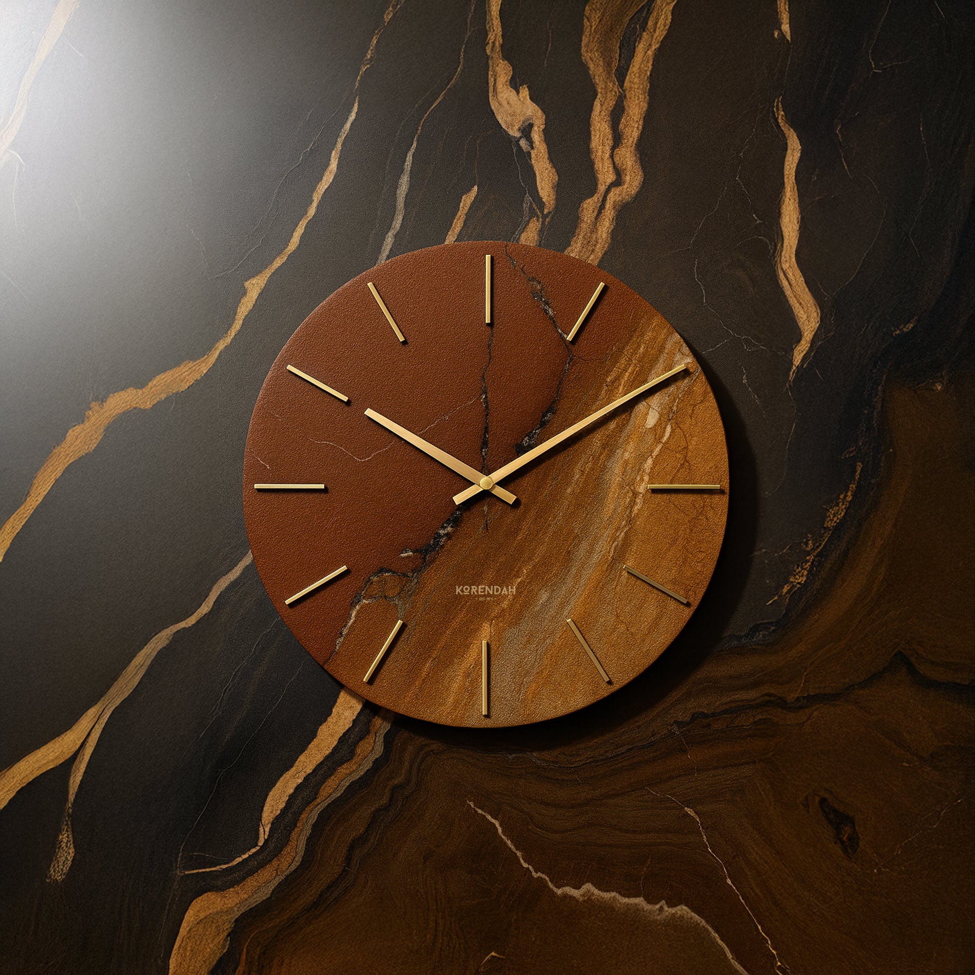 kahverengi-deri-altin-detayli-mermer-görünümlü-dekoratif-duvar-saati